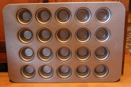 NEW COMMERCIAL  CHICAGO METALLIC LARGE CROWN MUFFIN PAN  44555