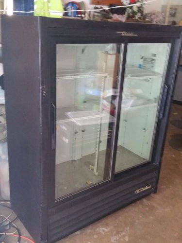 True gdm-41sl-60-ld glass door merchandiser refrigerator beverage cooler 2-door for sale
