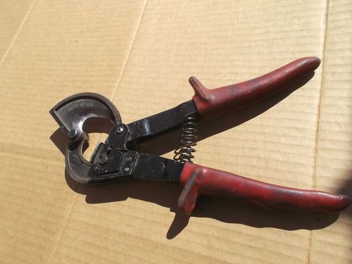 Hand operated cable cutter
