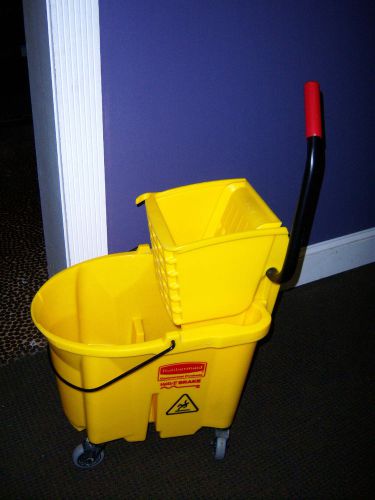 Rubbermaid wavebrake mop bucket/wringer combo 35 qt. side press for sale