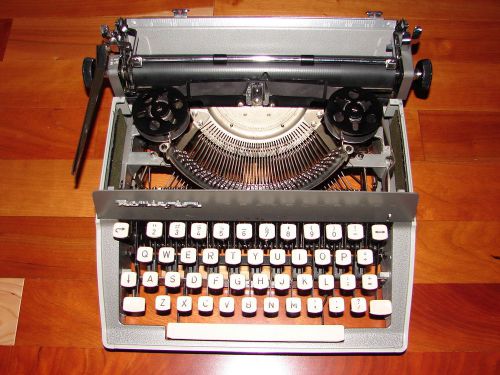 REMINGTON TRAVEL-RITER Typewriter in Hard Case TR 661739