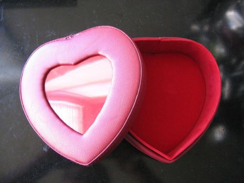 A set of 24 .NEW red heart shaped gift box  .6.5x6.5x 3 inches