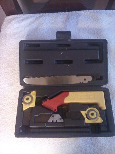 VERSA HAND HELD CUTTING TOOL IN CARRYING CASE WITH 2 BLADES