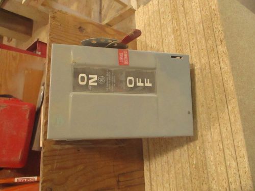 GE SAFETY SWITCH TG4321 MODEL 8, 30 AMP 240 VOLT 3POLE FUSIBLE