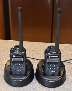 Pair of motorola axv5100 two way radios w/chargers #av5100gyf9aa security radios for sale