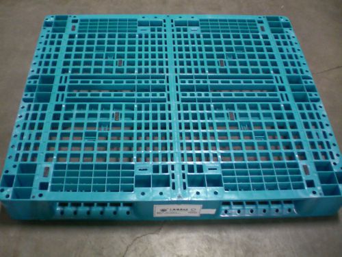 NEW 3 Runner Stackable Plastic Pallet- CD41210R11 Blue