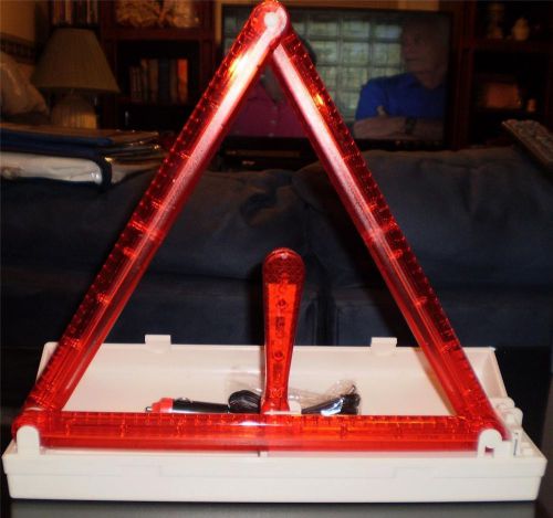 EMERGENCY LED LIGHTED TRIANGLE WITH CARRYING CASE