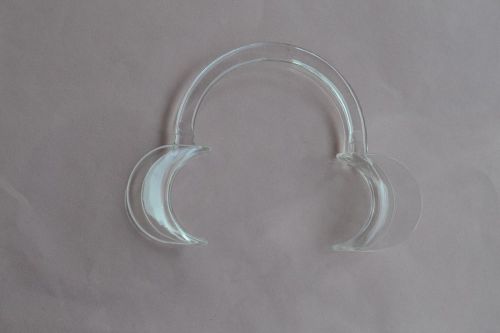 Dental Plastic Lip retractor size : medium 1pcs