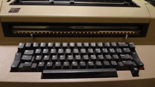 IBM CORRECTING SELECTRIC III - TYPEWRITER LIGHT BEIGE BROWN POWERS ON **READ