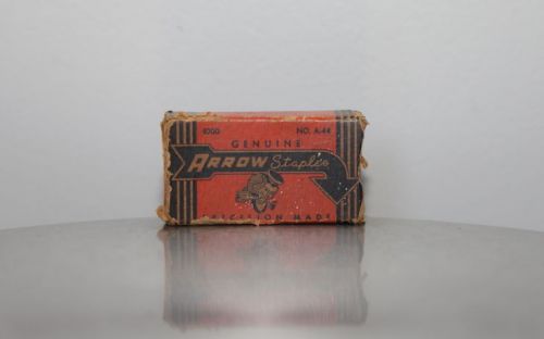 VINTAGE GENUINE ARROW STAPLES IN BOX (NOT FULL) *NO. A-44 ON BOX*