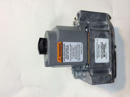 Honeywell dual combination gas valve. VR8205 A2024 24V 1/2  inches inlet oulet