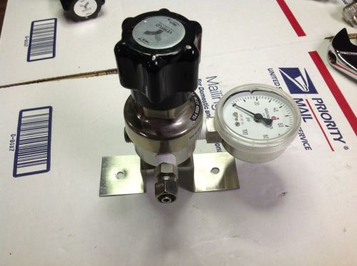Veriflow Gas Regulator Max inlet 4000 psi pn 41300421 model IR401S-4PB  X4