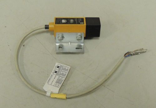 Used Omron Vertical Photoelectric Switch E35-R2E41 12-24VDC  2M Sensing Distance