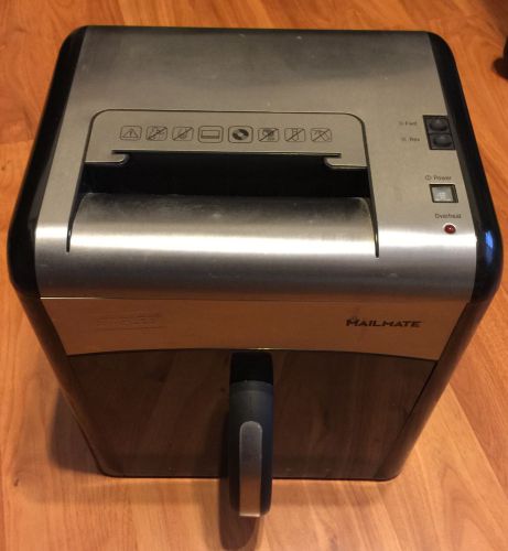 Staples  mailmate spl-727mm personal crosscut paper cd shredder..great condition for sale