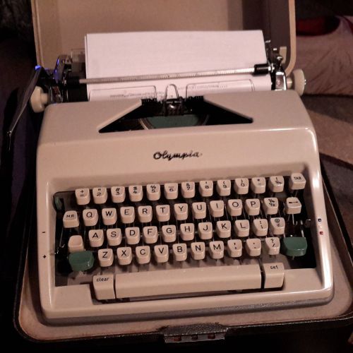 Olympia White and Grey Model SM-9 Manuel Typewriter w/carry case