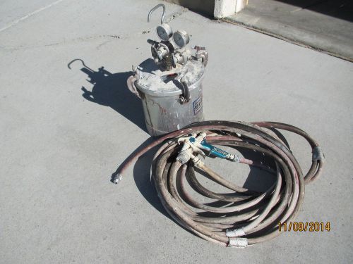 Binks Paint Pot Model 83-5668 with hoses and Binks Mach 1SL Spray Gun