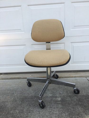 VINTAGE ALL-STEEL EQUIPMENT INC. AURORA, ILLINOIS BEIIGE OFFICE  CHAIR MINT