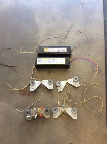 LOT OF 2 Advance Transformer RS-2S110-2-TP Ballast 120V 60Hz 2.15A And HOLDERS!!