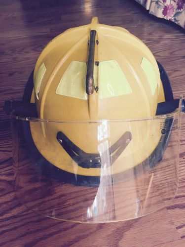 Cairns 1044 Yellow Firefighter Helmet