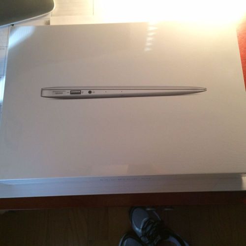 NEW MacBook Air 11-inch 1.6ghz,4gb 128GB Free USA Shipping
