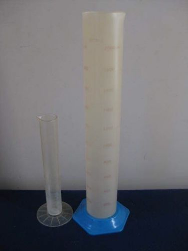 2 PCS of Plastic Cylinder 2000 ml (Kimble), 250 ml (no brand)