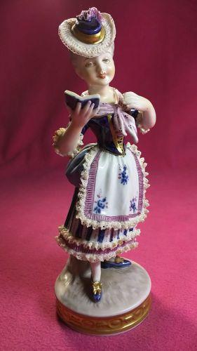 UNTER WEISS BACH Lady reading book figurine  7&#034;  IMMACULATE CONDITION!