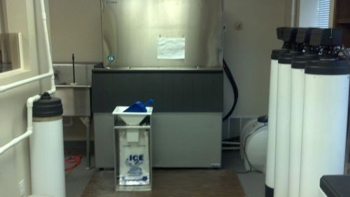 Ice Maker with bin