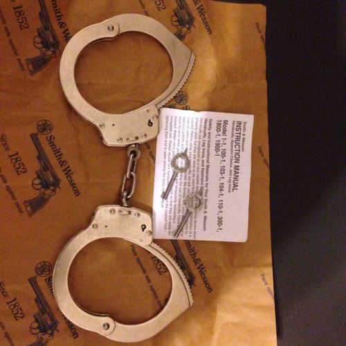 Smith &amp; Wesson Model 1 Chain-Linked Universal Nickel Handcuff 350132