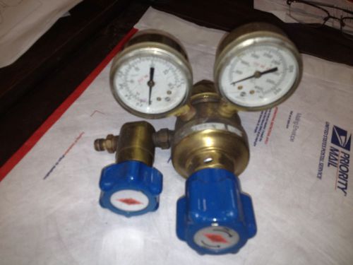 Liquid Carbonic Corp. Gas regulator 4000 psi max, p/n 600B3. shut off valve
