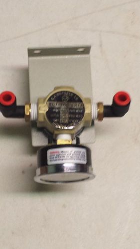 New norgren pneumatic pressure regulator r07-200-rnta- 1/4&#034;-gauge-400/25 psi for sale
