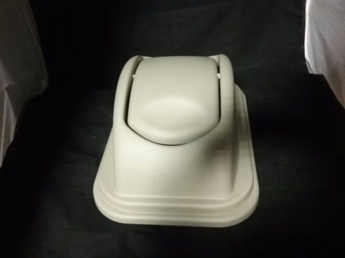 Rubbermaid 3067 6 Untouchable beige Tops for 2957 Container, brand new!