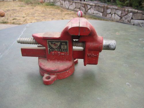 VINTAGE MILWAUKEE NO. 33 BENCH VISE WITH PIPE JAWS AND ANVIL  3&#034;1/2 x 4&#034;
