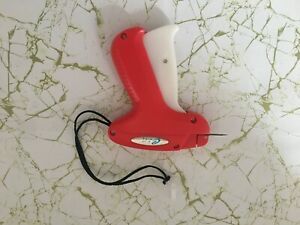 Clothing price tag gun with barbs hand tool