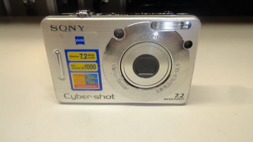 S9: Sony Cyber-shot DSC-W70 7.2 MP Digital Camera - Silver