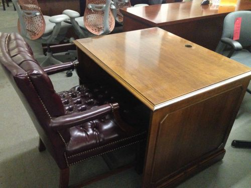 Traditional style computer table in med oak color wood w/ chair for sale