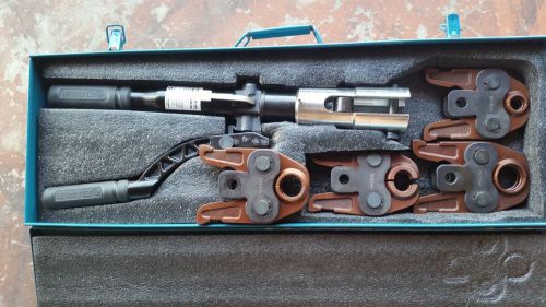 Hydraulic pipe crimping tool