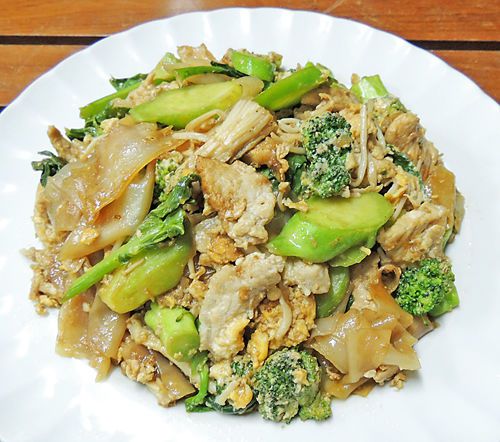 Thai Cuisine Stir Fried Ribbon Noodles with Pork &#034;PudSeeEw&#034; Recipe Free Shipping