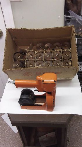5/8&#034; Pneumatic Roll Feed Carton Stapler with box of staples