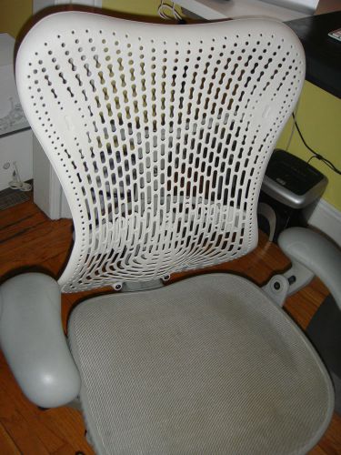 Herman Miller - Mirra Chair