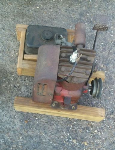 Vintage Briggs &amp; Stratton Kick Start Small gas Engine Maytag Hit &amp; Miss