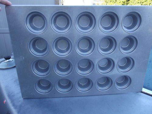 Chicago metallic 455d  large crown muffin pan,20 molds  barely used (44555) for sale