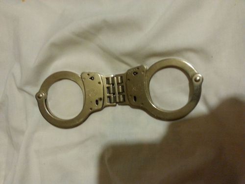 Smith &amp; Wesson Model 300 Hinged Handcuffs