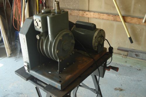 Welch duo seal vacuum pump model 1405 for sale