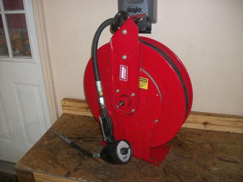 Lincoln 94300 hose reel and lincoln 877 counter gun w/ hose nice set up  look ! for sale