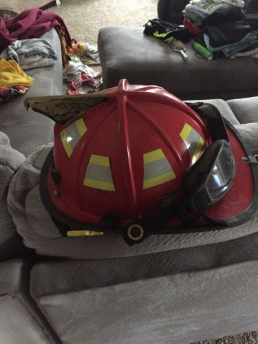 Cairns 1044 Fire Helmet