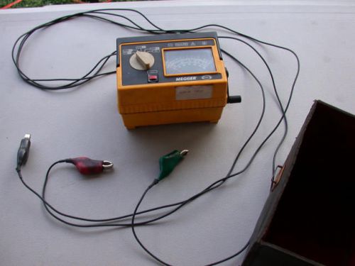 Megger 212159 Hand-Crank Analog Insulation Tester Antique ohm meter &amp; case