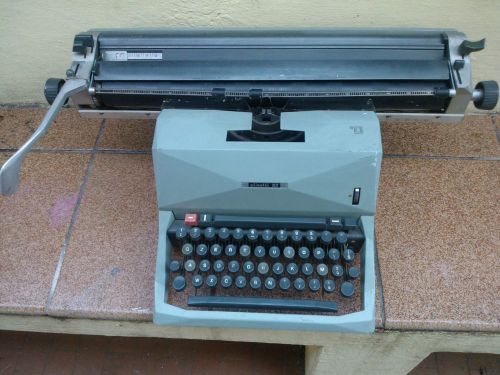 Macchina da scrivere Olivetti 82