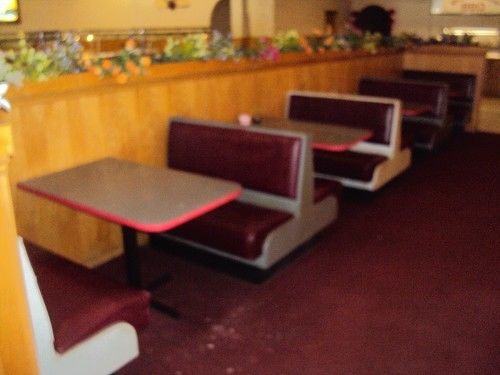 LOT OF 2 TABLES WITH 4 VINYL BOOTHS FOR 12 PERSONS