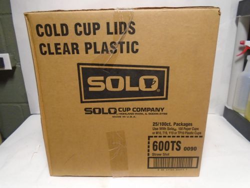 NEW CASE OF 2500 25/100 CT. PACKAGES 600TS STRAW SLOT CUP LIDS CLEAR, NIB