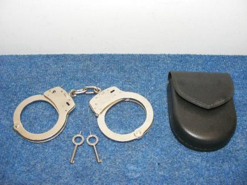 Smith &amp; Wesson Handcuffs M-100 with two keys and Safariland Leather Case